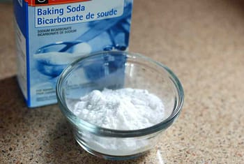 USE BAKING SODA TO NEUTRALIZE SMELLS!